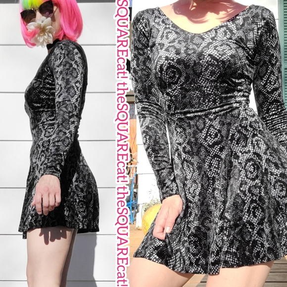 π€ 90s Betsey Johnson stretchy VELVET snake print long sleeves skater dress π€ - Picture 2 of 7